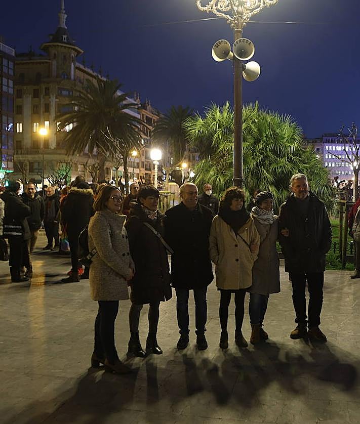 Imagen secundaria 2 - «Euskararen biziberritzea helburu duten neurrien kontrako enegarren erabakia da»