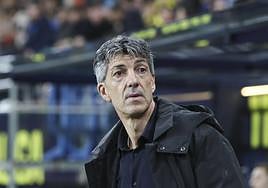 Imanol Alguacil observa a sus jugadores desde el banquillo.