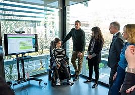 Iñigo Urkullu y Eider Mendoza junto a Paule, una zarauztarra usuaria de la tecnología de Irisbond, en las instalaciones de la empresa.