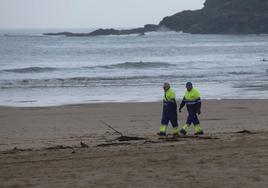 Operarios de limpieza del Ayuntamiento de Donostia vigilan la playa de Zurriola.
