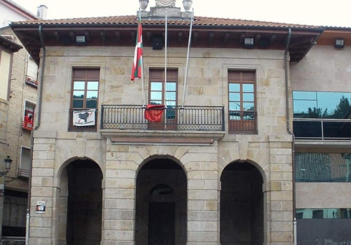 Fachada del edificio consistorial de Eskoriatza.