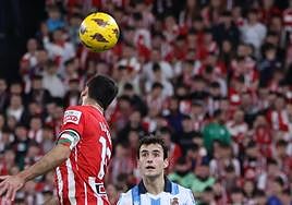 Magunazelaia ve cómo Iñigo Lekue se dispone a cabecear en balón ayer en el transcurso del partido jugado en San Mamés.