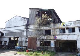 Uno de los edifícios intervenidos durante los últimos meses antes de la retirada del amianto.