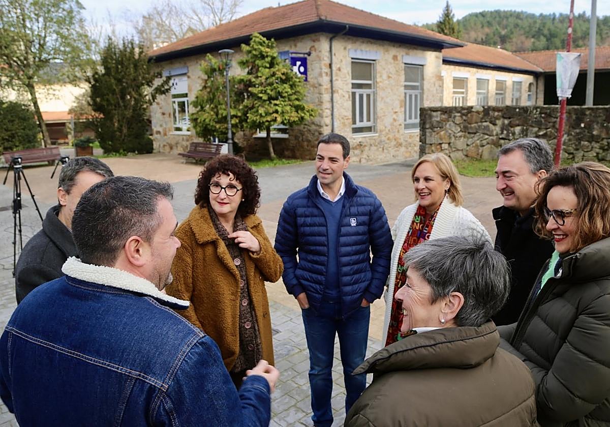 Imanol Pradales, junto a Idoia Zenarruzabeitia, Itxaso Atutxa, Aitor Esteban y Elixabete Etxanobe, ayer en Usansolo.