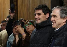 Iker Casilla y Luis Miguel Arconada, en la sidrería Saizar.