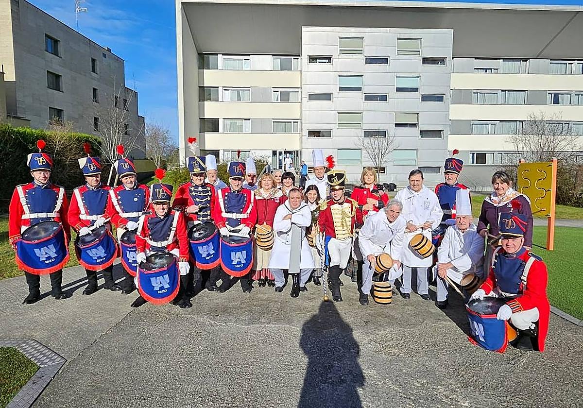 La tamborrada de la Unión Artesana cumplió ayer con una de las tradiciones de los días previos a la fiesta de San Sebastián y visitó la residencia de mayores Sanitas en Miramon, donde interpretó las marchas del maestro Raimundo Sarriegui para disfrute de los usuarios del centro.