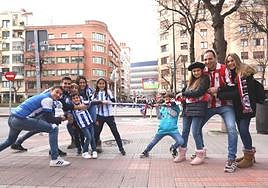Una familia realzale y otra rojiblanca improvisan una sokatira en los aledaños de San Mamés