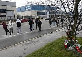 Varios jóvenes han depositado flores en el lugar del trágico accidente.