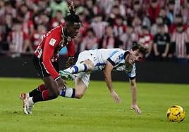 Odriozola pugna con Nico Williams en una jugada previa a la lesión.