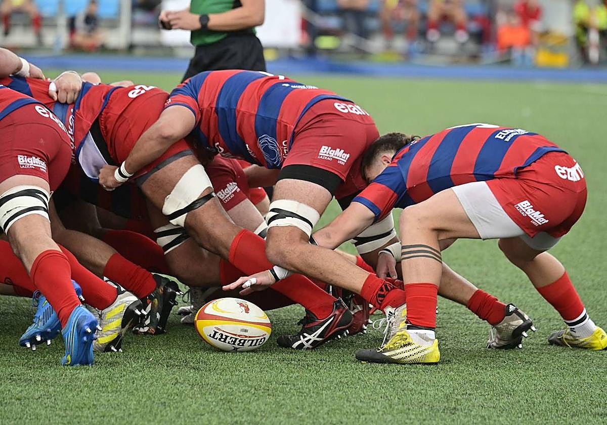 Vílchez trata de hacerse con el oval en una melé.