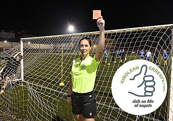 Nerea Rebollo muestra una tarjeta roja a la violencia en el campo de Michelín de Lasarte-Oria.