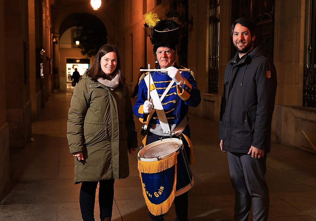 Armando Carra, con el uniforme de tambor de Ondar Gain entre su hija Natalia, que debuta en la compañía, y su hijo Gonzalo.