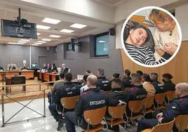 Los acusados sentados es el banquillo y custodiados por varios agentes durante el juicio que ha comenzado esta mañana en Bilbao.