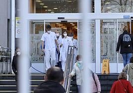 Varios profesionales sanitarios salen del Hospital Donostia