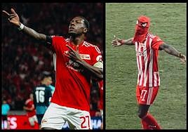 Sheraldo Becker celebra dos goles al estilo Spiderman.