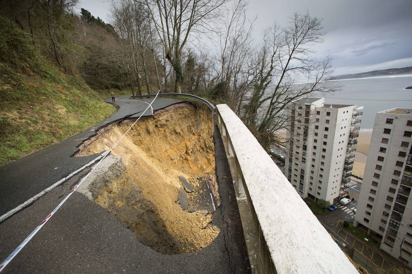 Socavón que se produjo tras un corrimiento de tierra en la subida a la ermita de Guadalupe. 