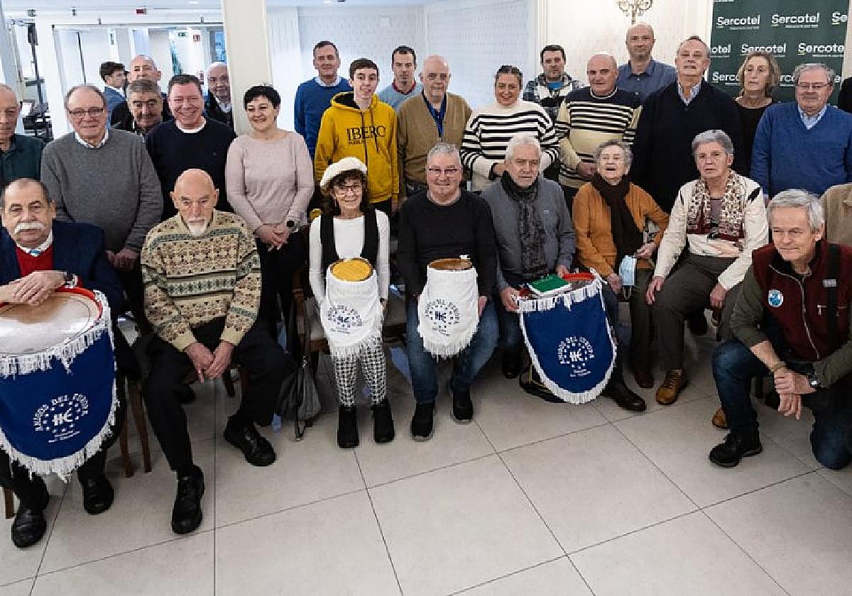 Los componentes de las diferentes tamborradas del Centro de la ciudad, en el hotel Europa.