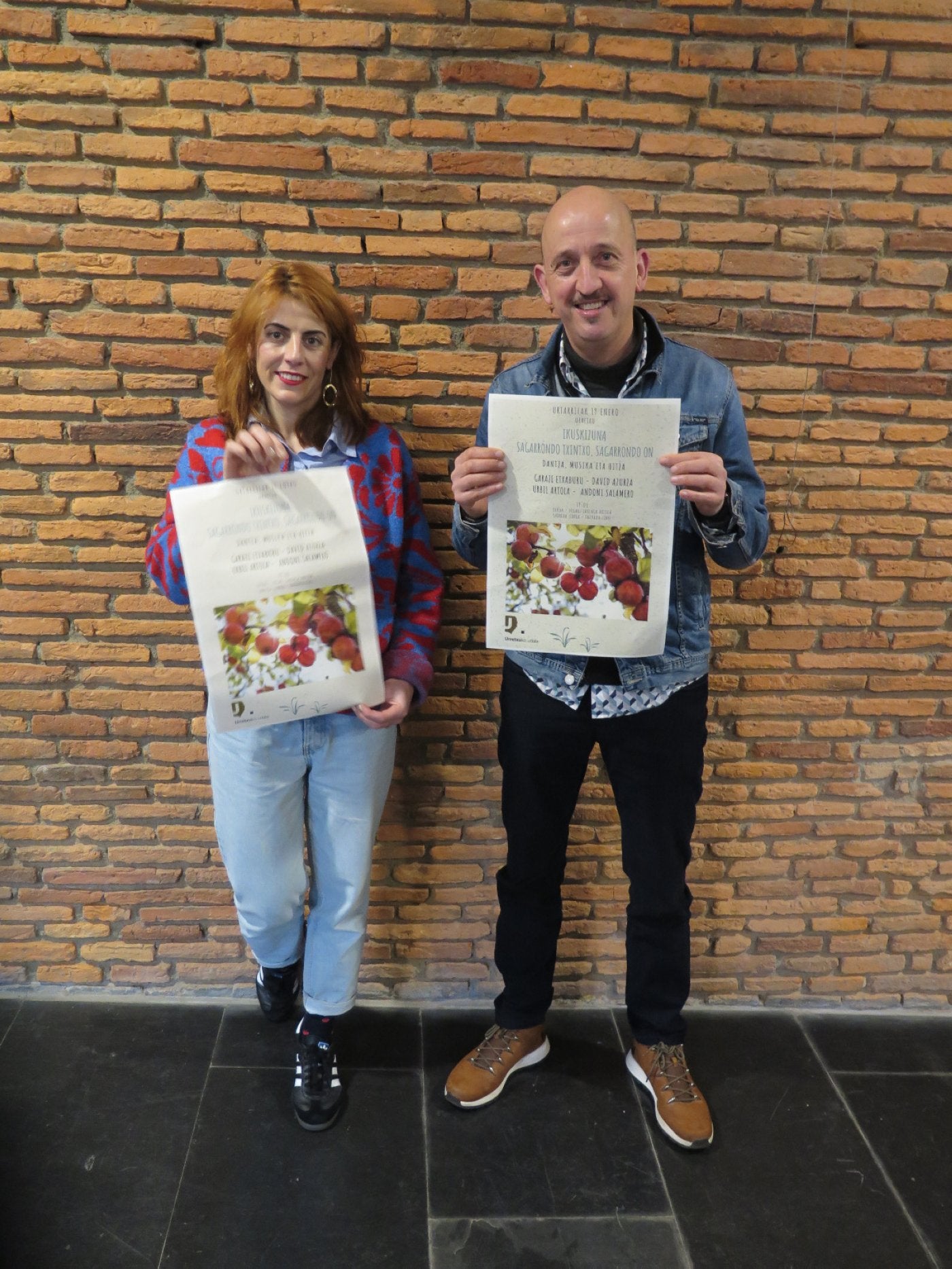 Maialen Fidalgo y Andoni Salamero presentaron la obra ayer, en el Portalón del ayuntamiento.