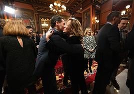 Pradales abraza a la diputada general, Eider Mendoza, el pasado viernes en Donostia.