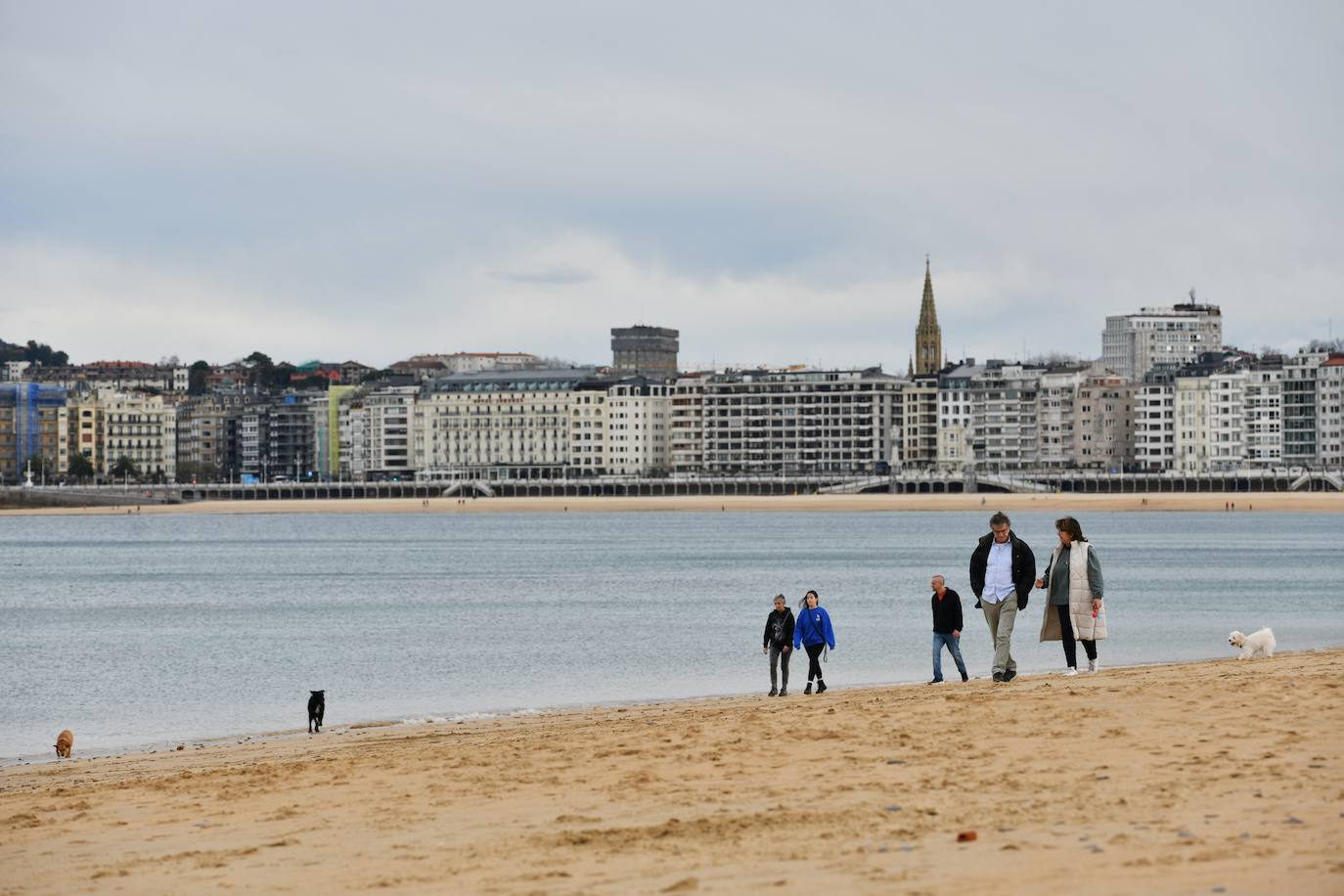 Mañana de nubes y temperaturas altas en San Sebastián