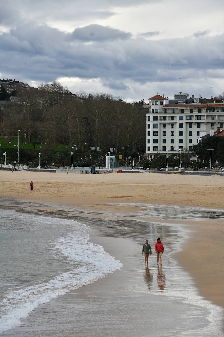 Mañana de nubes y temperaturas altas en San Sebastián