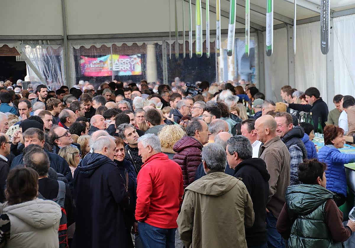 Los amantes del txakoli no se perdieron la cita con la nueva cosecha.