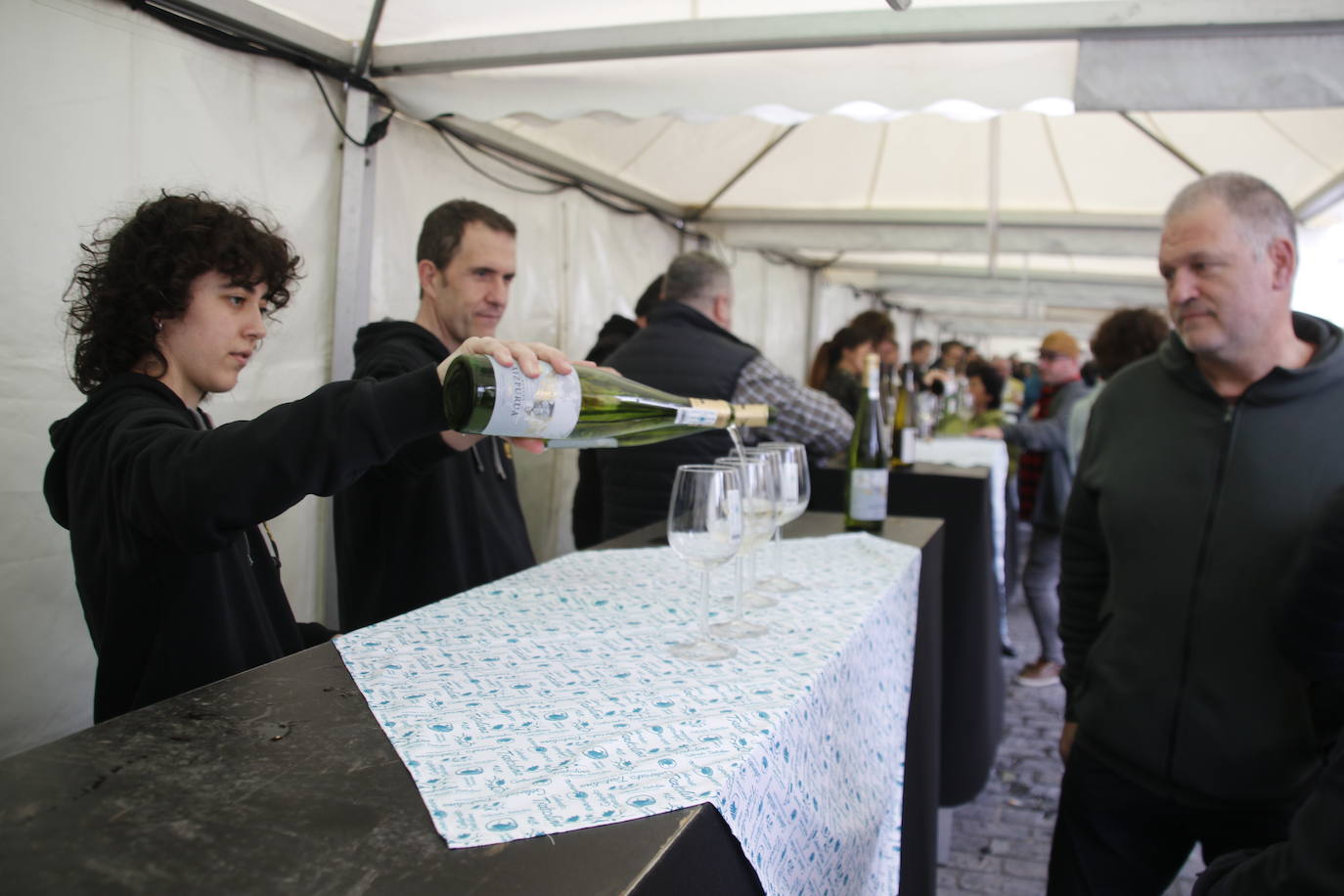Nueva cosecha del txakoli de Getaria
