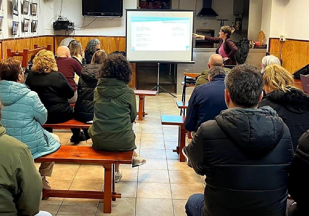 La primera asamblea de barrios tuvo lugar en la asociación de vecinos Haritza de Lartzabal.