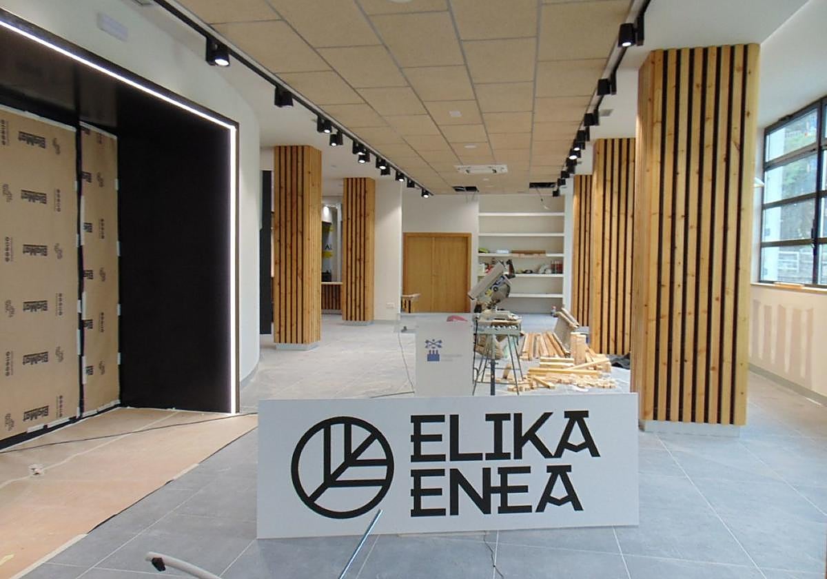 Área central junto al acceso, y al fondo la zona de cocina, almacenamiento e instalaciones.