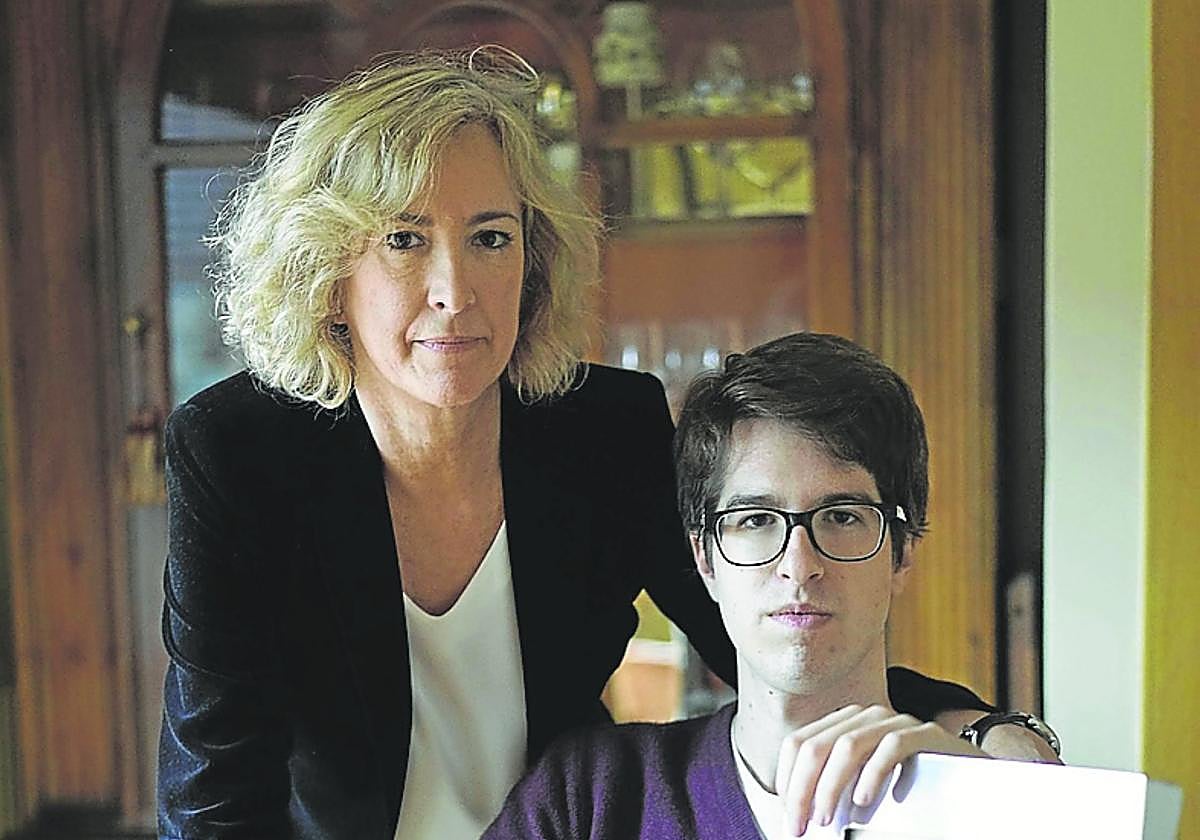 Ana Iríbar, viuda de Gregorio Ordóñez, junto a su hijo Javier.