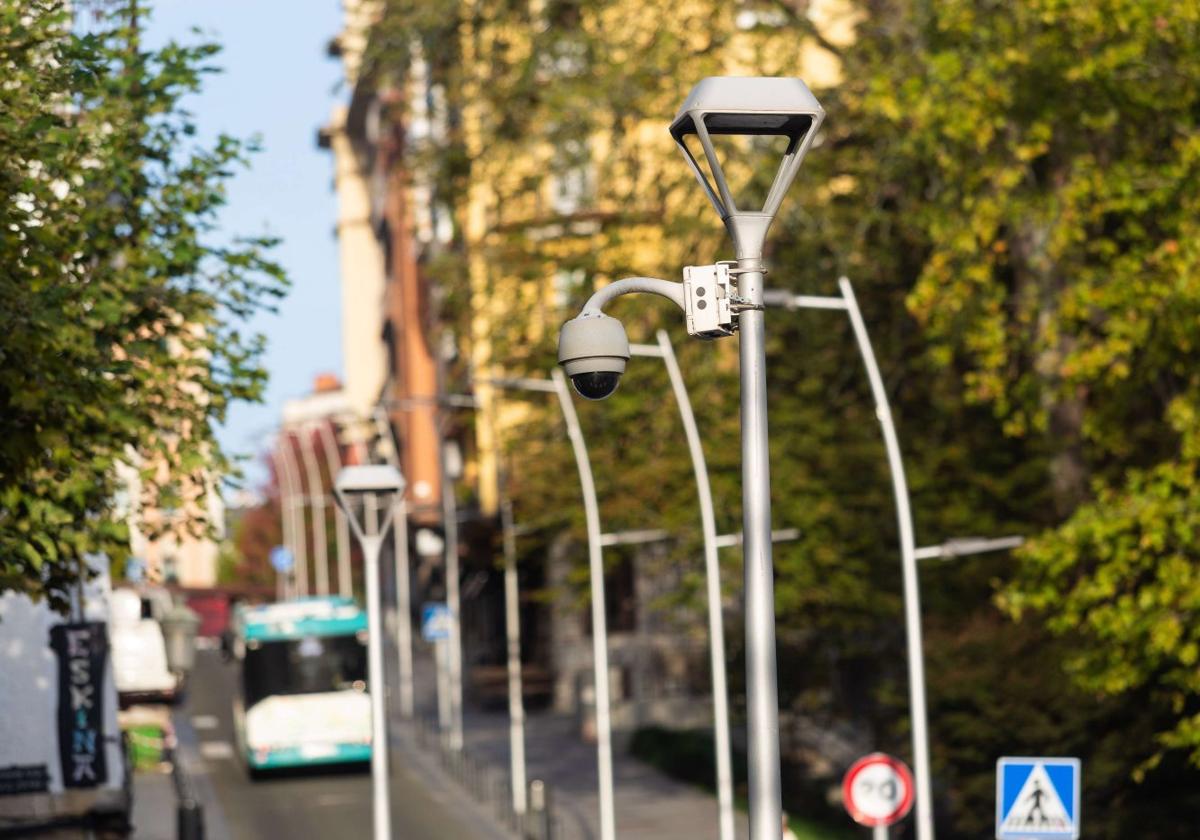 Cámaras de videovigilancia instaladas en una farola en Irun.