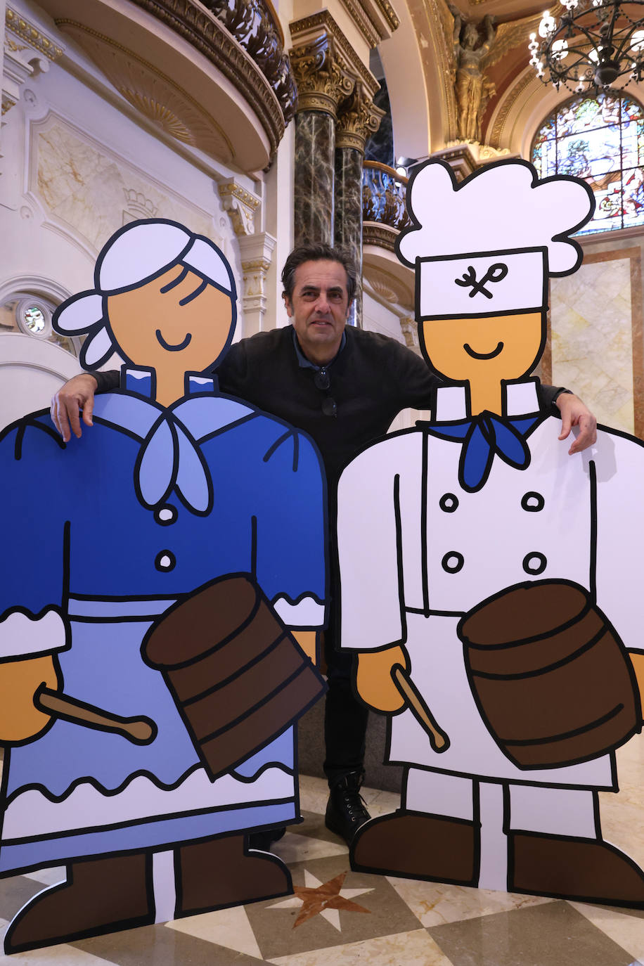 Óscar Casla posa junto a la aguadora y al cocinero que ha diseñado como imagen de la Tamborrada