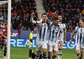 Mikel Oyarzabal celebra su gol de penalti con André Silva, Merino y Aritz.