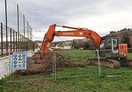 El movimiento de maquinaria es muy intenso estos días en la parcela donde se construirá el nuevo edificio del Basque Culinary Center en Manteo. La obra de construcción del edificio no comenzarán propiamente hasta finales de mes. Hasta entonces se realizarán trabajos previos de preparación del terreno como se ve en esta imagen.