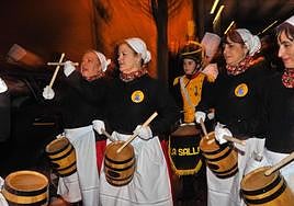 La tamborrada de La Salle entrega el bastón de mando a Loiolatarra