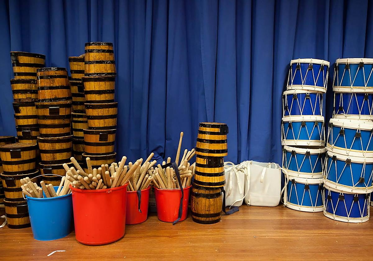 Tambores y barriles apilados en una sociedad. Mañana retumbarán por toda la ciudad