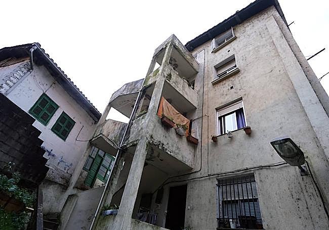 magen de la escalera de la que se accede a las tres viviendas superiores de la casa de la calle Matxaria.