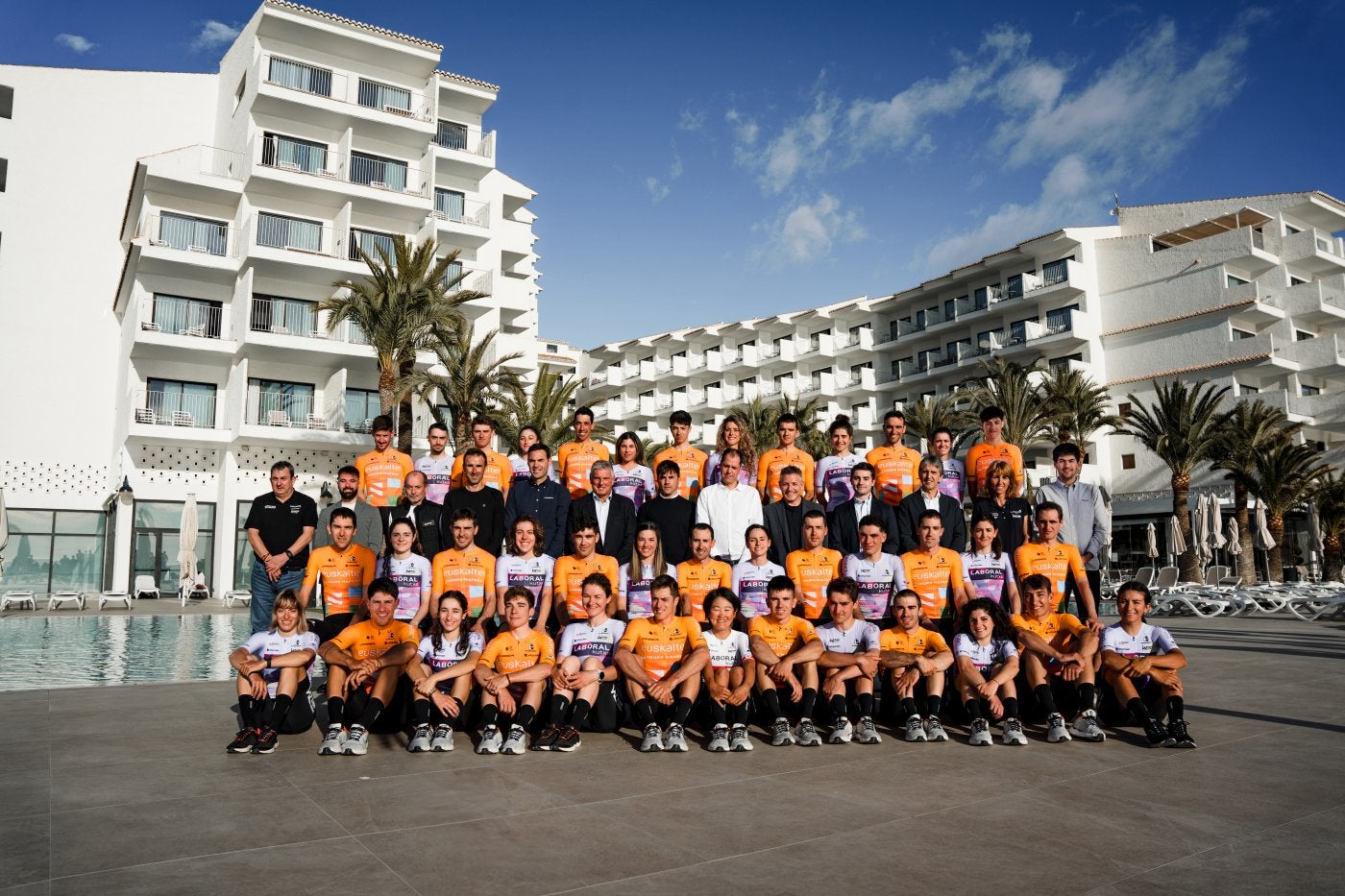 Los equipos Euskaltel y LaboralKutxa posan juntos en Altea.