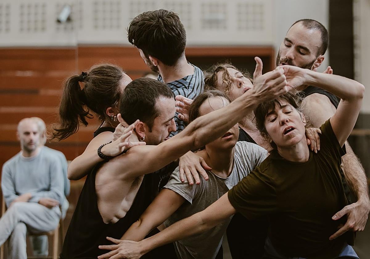 Los siete intérpretes de la 'Txalaparta', en plena ejecución de uno de los movimientos.