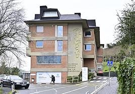 Dos pacientes caminan junto a la Clínica Asunción de Tolosa.