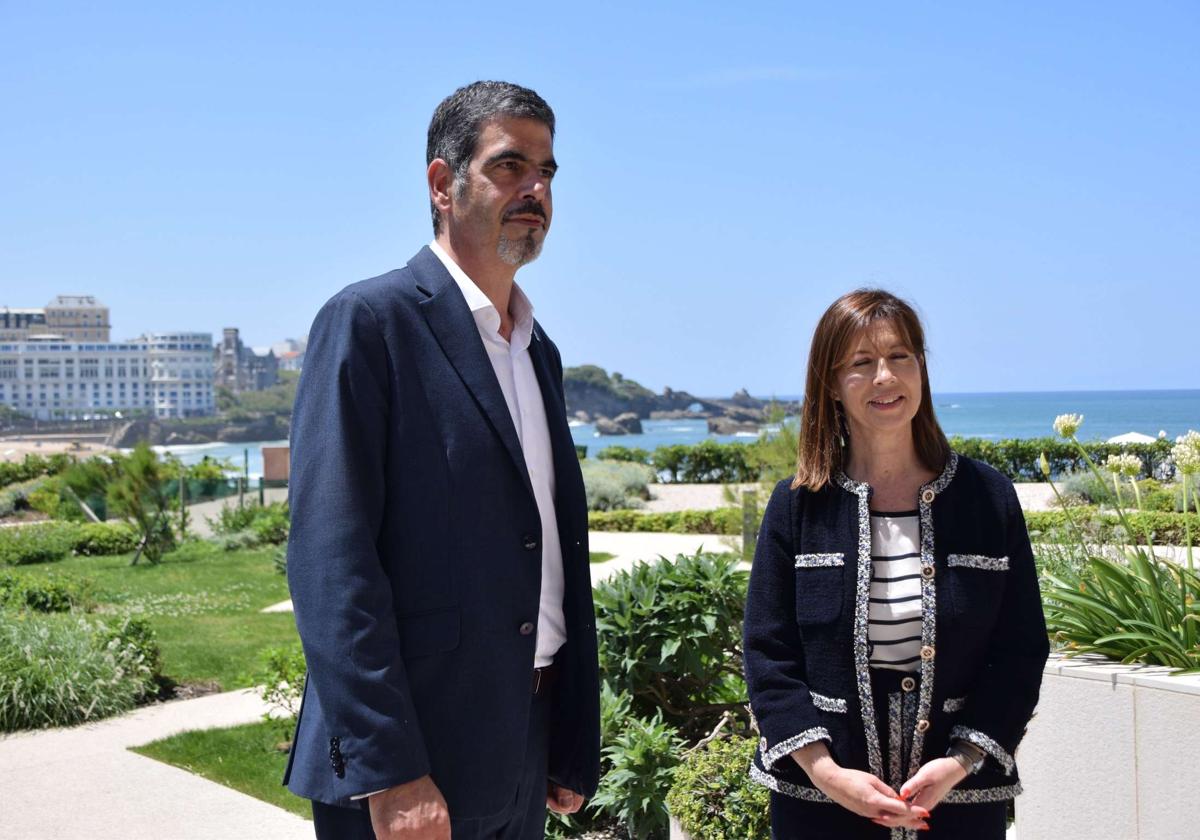 Maider Arostegui, alcaldesa de Biarritz, junto al primer edil de San Sebastián, Eneko Goia.