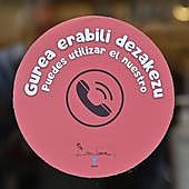 La pegatina 'Usa mi teléfono' en las tiendas se extiende por Gipuzkoa