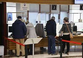 Consulta de personas jubiladas en la sede central de la Hacienda foral en el barrio donostiarra de Errotaburu.