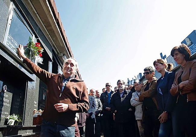 Homenaje a Priede. Iñaki Arriola, junto a sus compañeros socialistas, en el homenaje de 2017 a Juan Priede, el concejal del PSE de Orio asesinado por ETA en marzo de 2002.