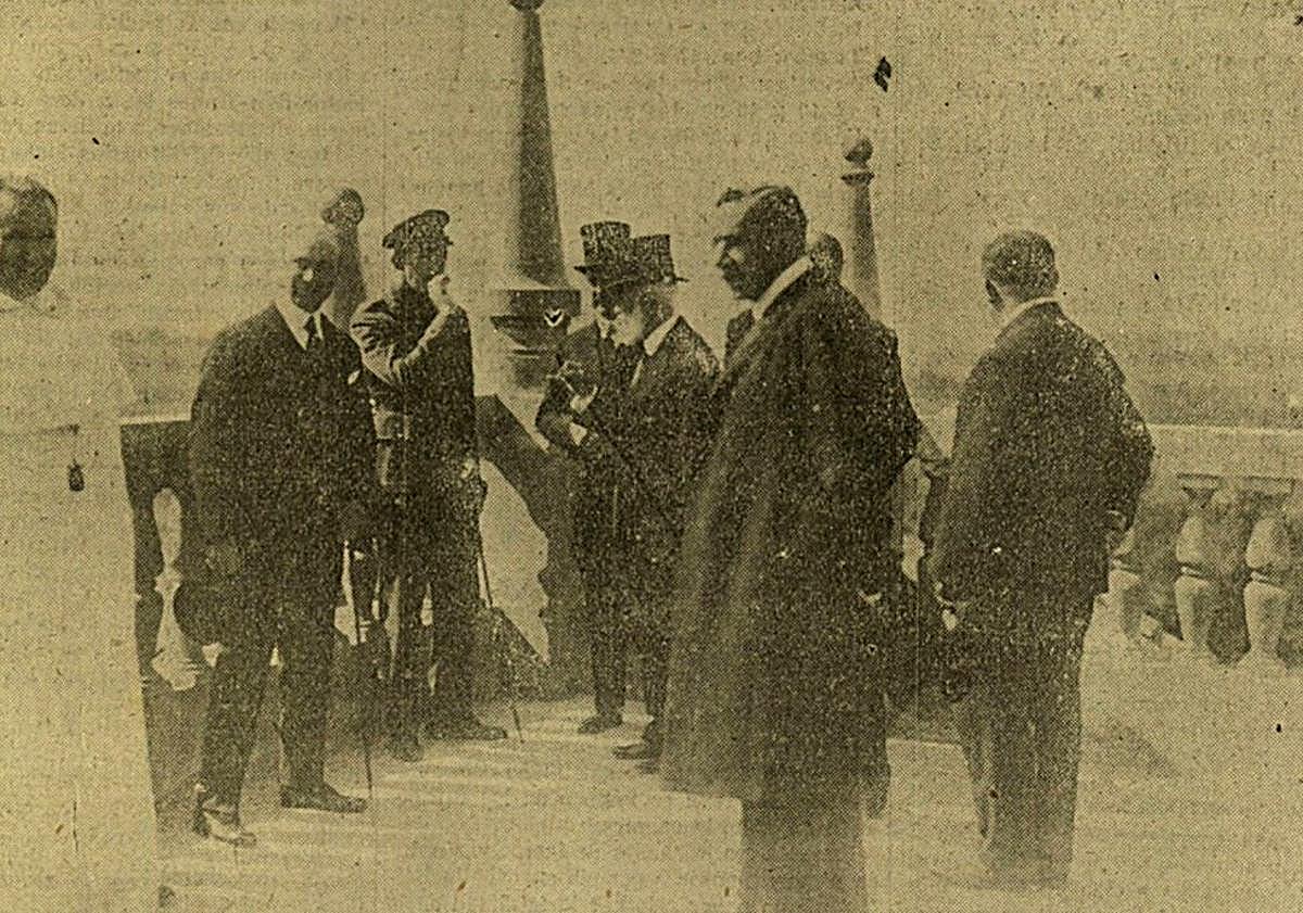 Imagen principal - El rey Alfonso XIII conversa con autoridades locales. Debajo con frailes mercedarios del nuevo reformatorio. Una publicación del centro correccional.