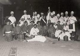 La tamborrada de Atotxa Erreka en 1974. Tras los tamborreros y barriles, a la izquierda, se puede apreciar el 4L desde el que hicieron sonar la música.
