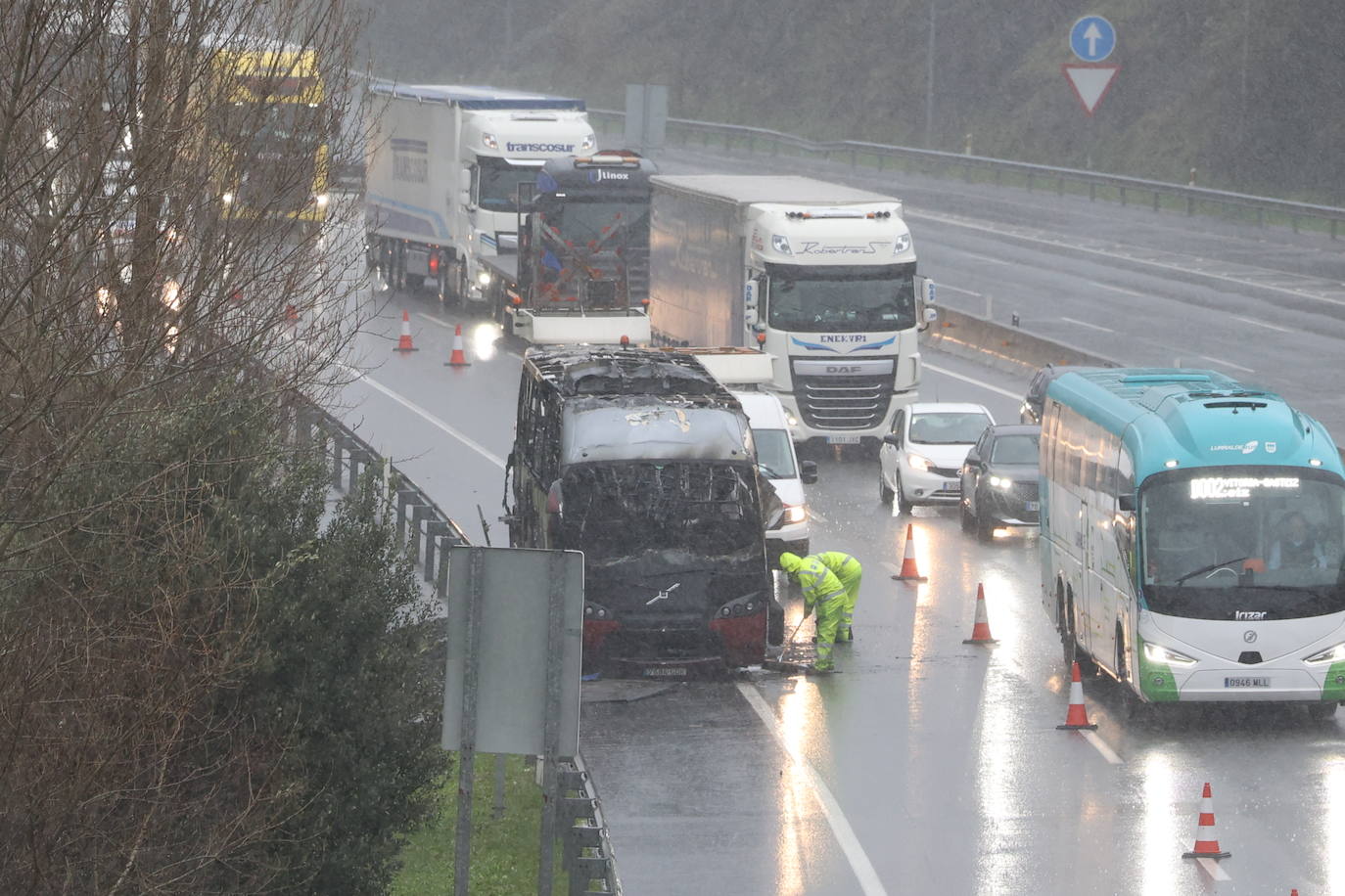 Así ha quedado el autobús incendiado en Orio