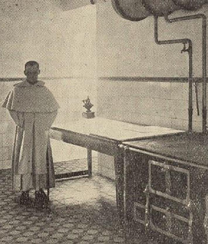 Imagen secundaria 2 - El comedor del reformatorio, uno de los baños y un fraile mercedario en la cocina.