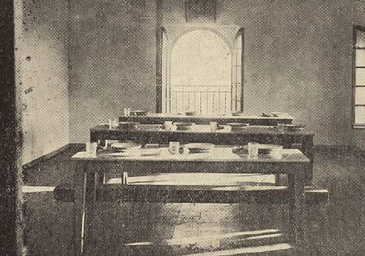 Imagen principal - El comedor del reformatorio, uno de los baños y un fraile mercedario en la cocina.