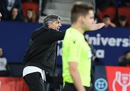 Imanol corrige a alguno de sus jugadores en El Sadar.